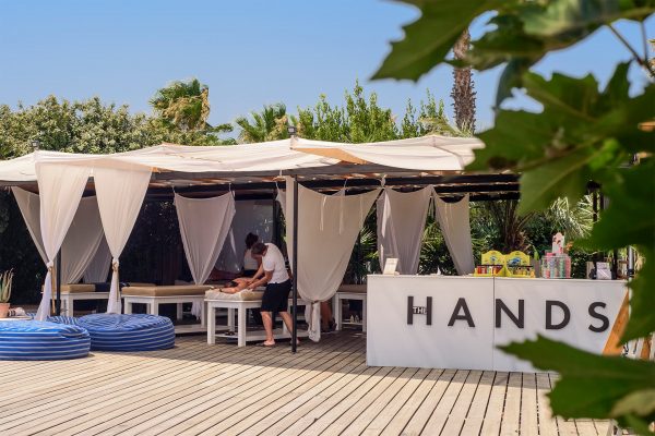 The Hands - Varkiza Resort - Beach Mall - The Beach Concept - Καταστήματα